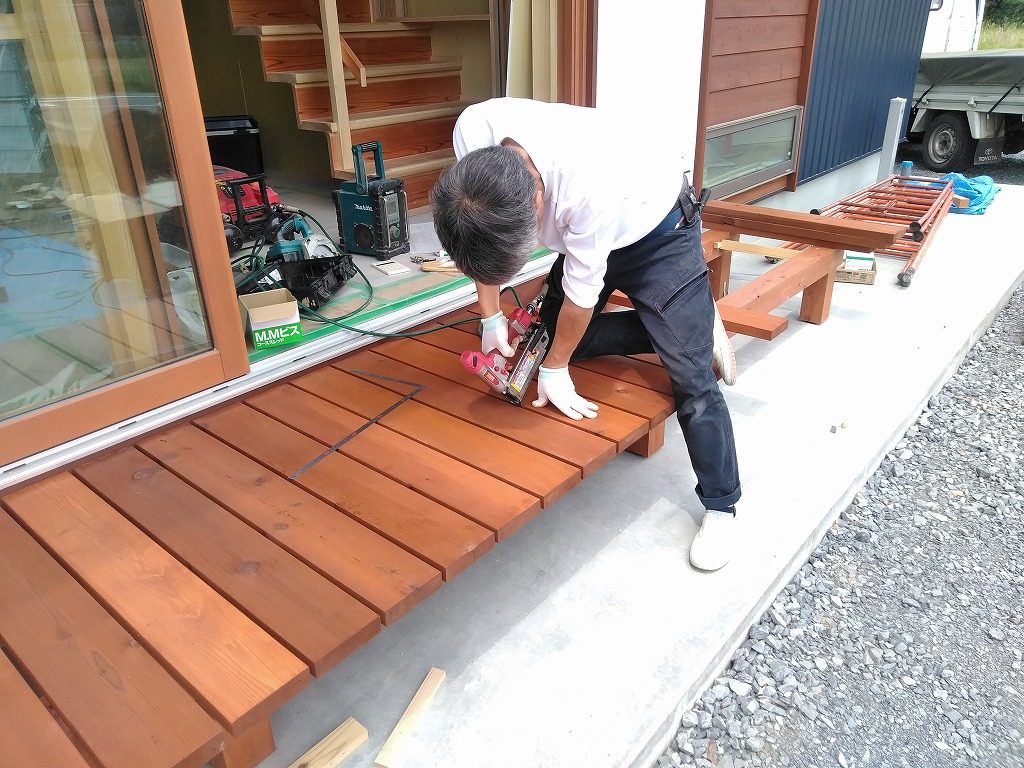  埼玉県秩父市で薪ストーブや自然素材を使った木の家のデザインされた注文住宅を建てるなら小林建設