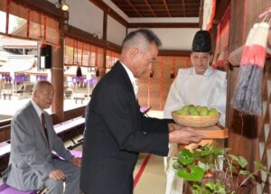 「紀州梅の会」が、上賀茂神社（京都市北区）と下鴨神社（同左京区）を訪れ、南高梅の青梅各１０キロと梅干しを奉納