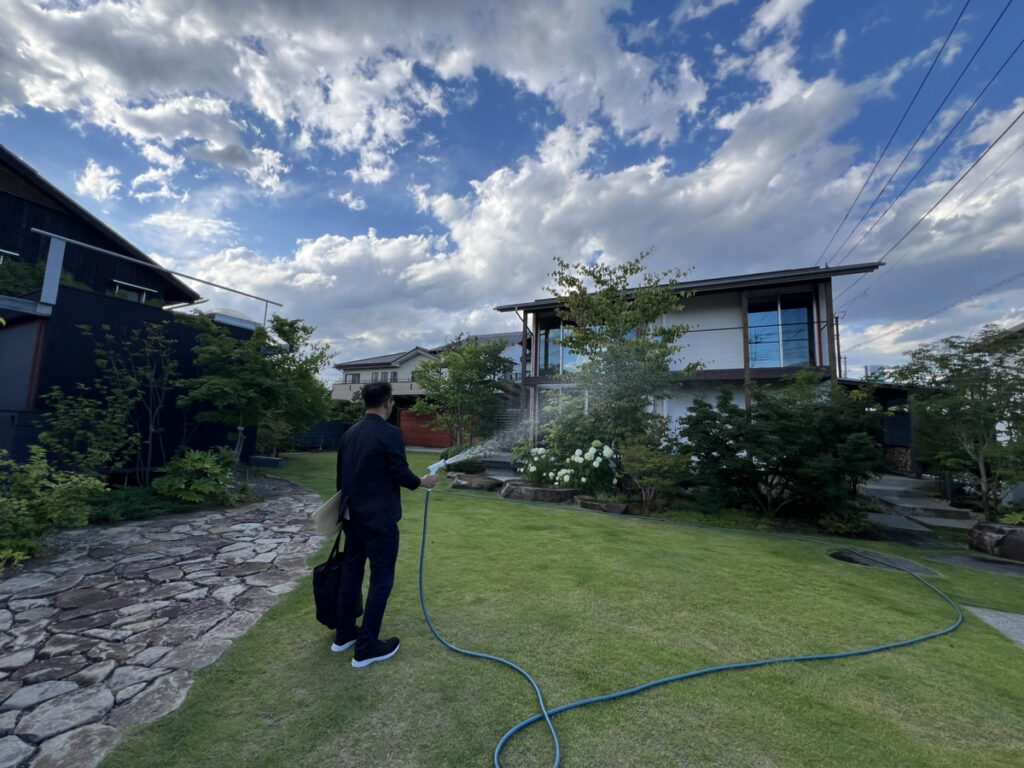 芝生の水やりの風景