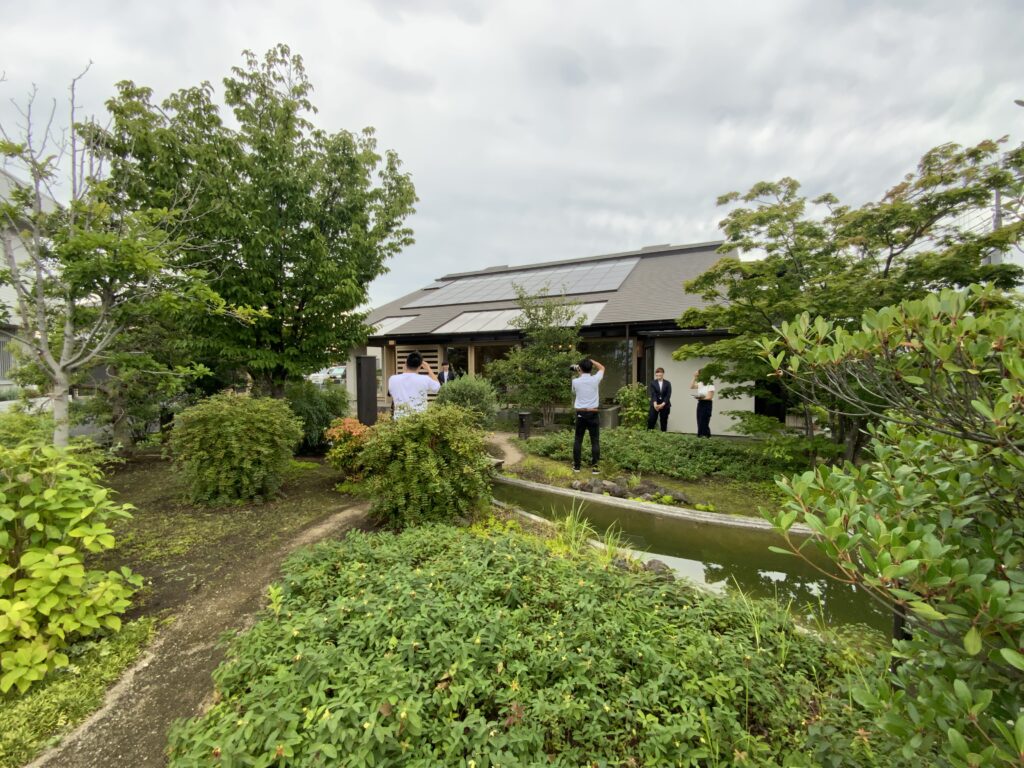 展示場のまえで写真撮影の風景