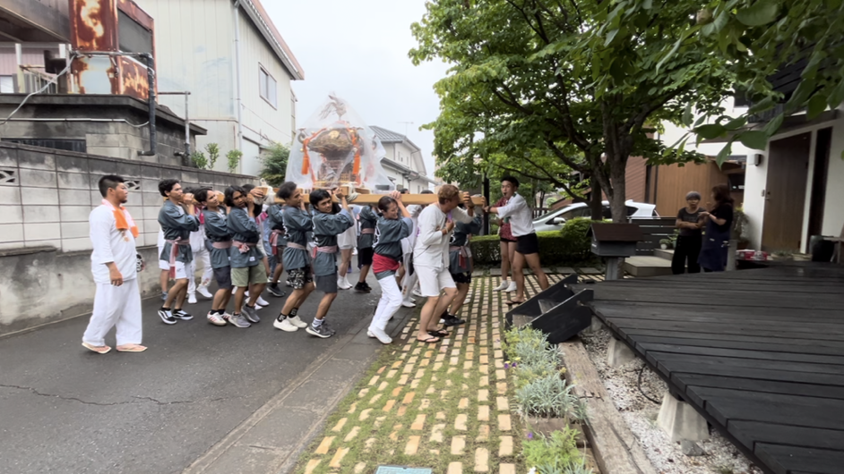 栖の杜の前に来た大人のお神輿