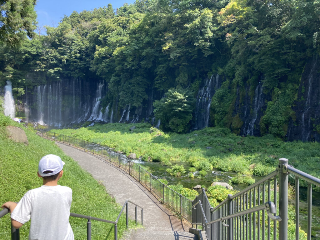 世界遺産の一部である白糸滝