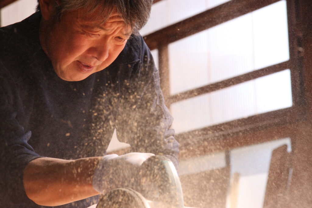 丸ノコを切る大工さん