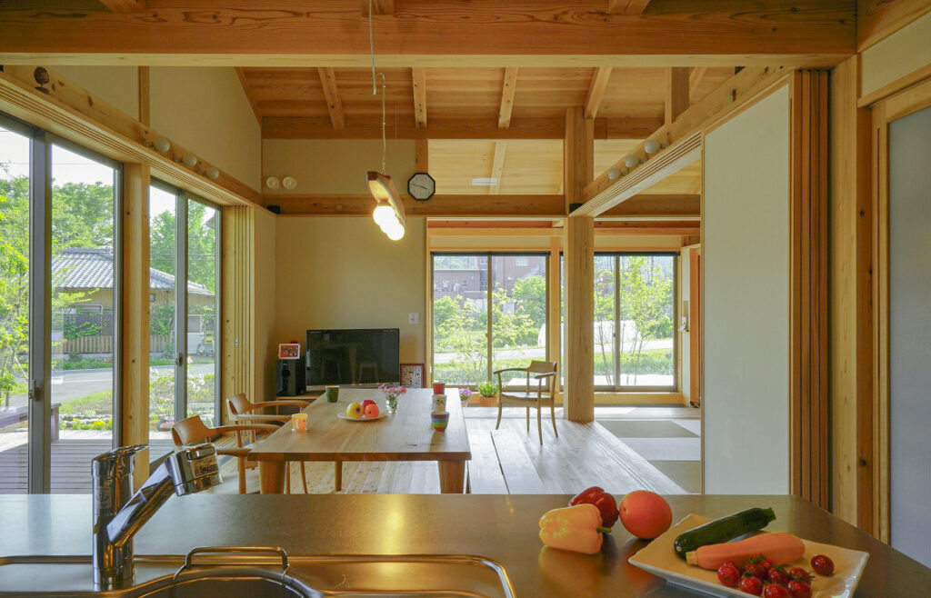 陽の栖小林建設が群馬県高崎市に建てた新築注文住宅の完成見学会のダイニングイメージ写真
