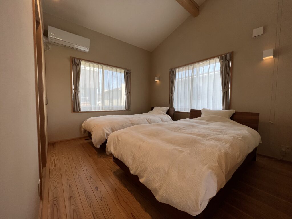 陽の栖小林建設が群馬県高崎市に建てた新築注文住宅の完成見学会の寝室イメージ写真
