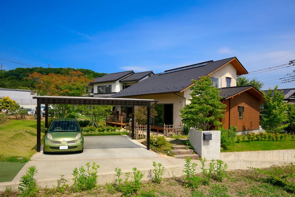 群馬県渋川市で建てた敷地にカーポートがある大屋根が素敵なデザイン住宅