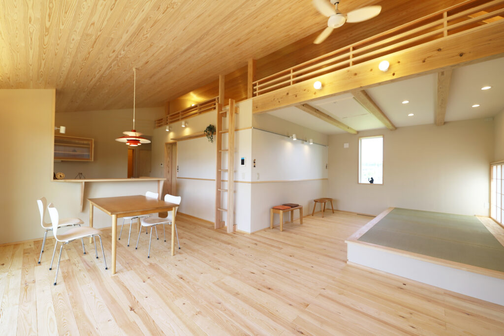 陽の栖小林建設が埼玉県寄居町に建てた新築注文住宅の完成写真｜リビングダイニング南東