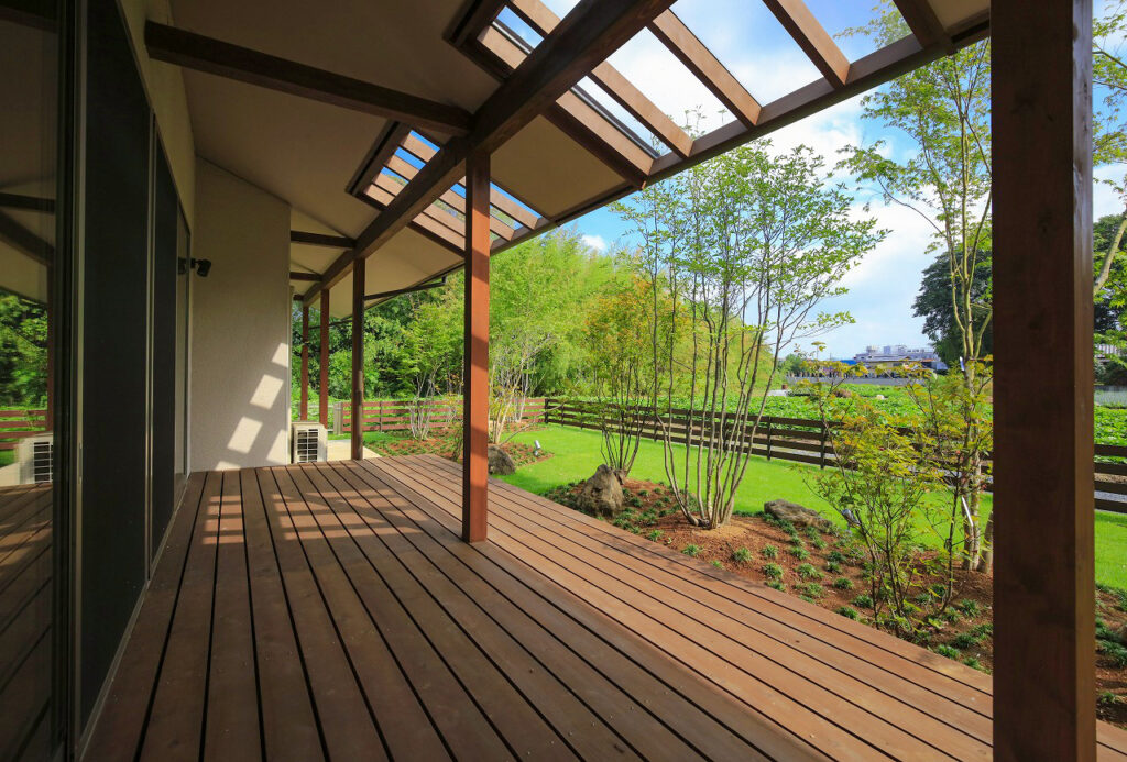 陽の栖小林建設が埼玉県行田市に建てた新築注文住宅の完成見学会のデッキイメージ写真