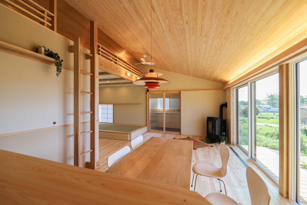 陽の栖小林建設が埼玉県寄居町に建てた新築注文住宅の完成写真｜リビングダイニング南西