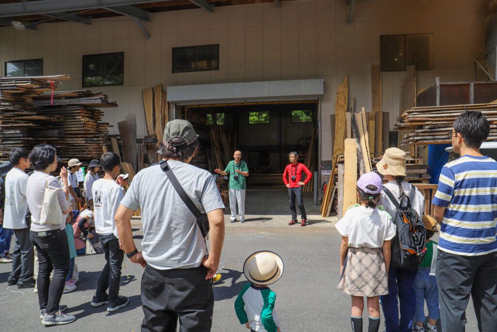 陽の栖小林建設が主催し、グリーンスマイルさんに木のことを教えていただいた【春の山マイカーツアー】開始の挨拶