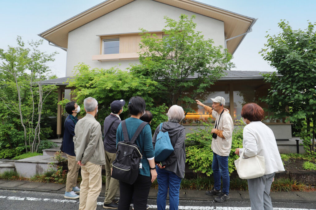 陽の栖・小林建設が開催した『庭の勉強会～風のガーデン～』の様子｜午後の部が外で説明を受けている様子