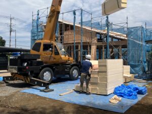 建て方の工事中で、屋根に断熱材を敷き込んでいるところです