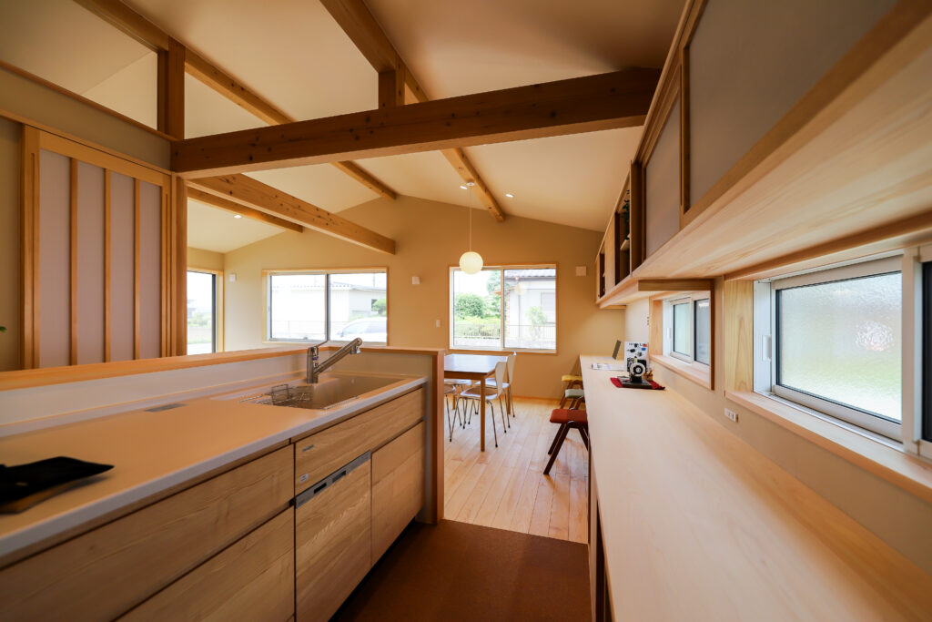 陽の栖小林建設が埼玉県深谷市に建てた新築注文住宅の完成見学会のキッチン写真