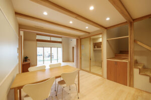 陽の栖小林建設が群馬県高崎市に建てた新築注文住宅の完成見学会のダイニング写真