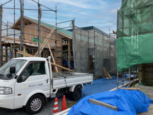 先週の土曜日が建て方で、ここまで進みました