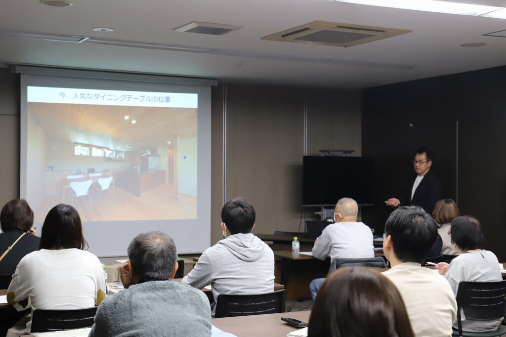 陽の栖小林建設が主催の『水まわり勉強会』にて、水まわりについての考え方などを説明している設計士